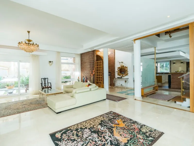 Amazing new built villa in La Mairena with high quality finishing and beautiful pool area. The villa offers on three levels, five bedrooms with en-suite bathrooms, a lovely and bright living room with open fire place, modern open plan kitchen and dining a