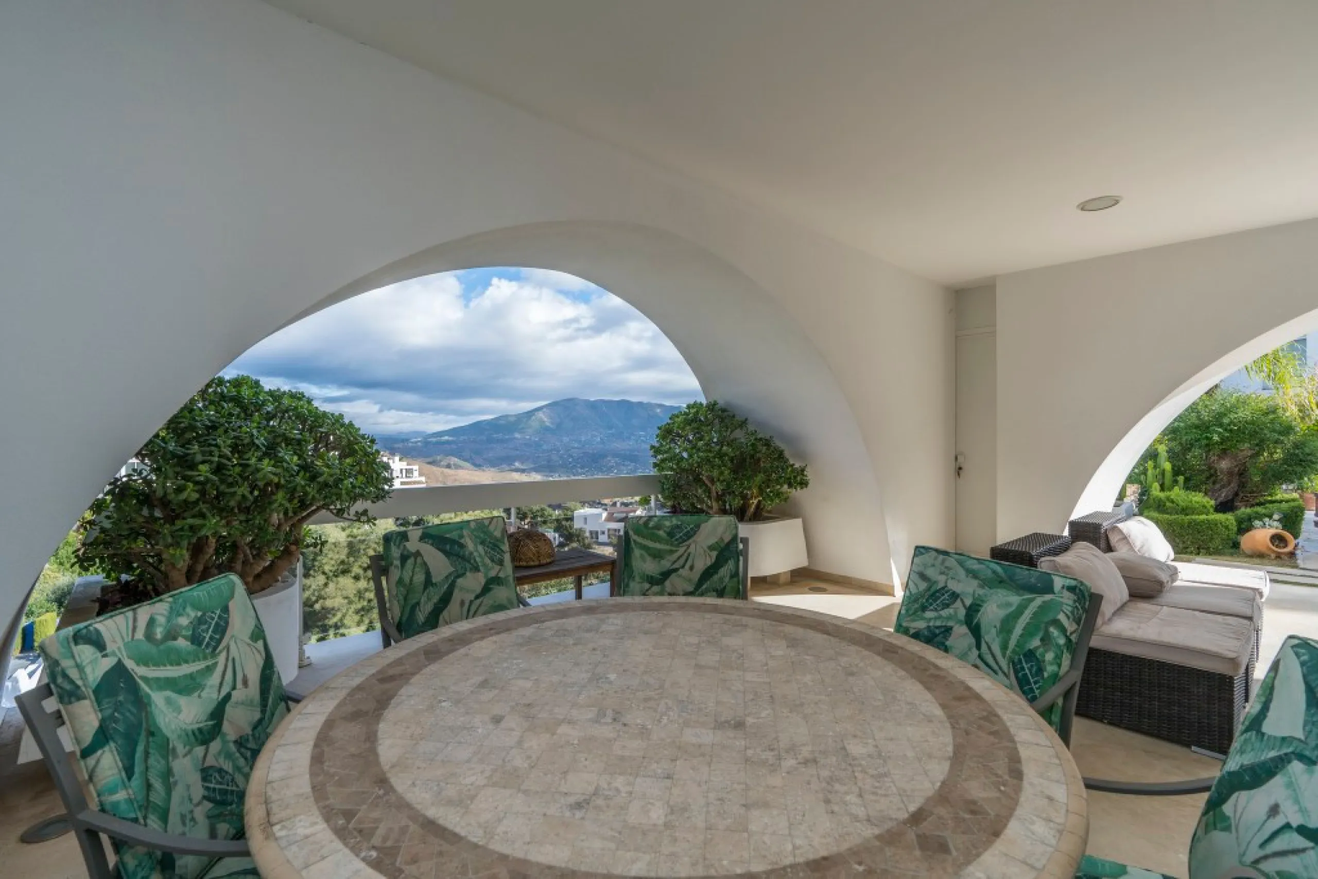 Amazing new built villa in La Mairena with high quality finishing and beautiful pool area. The villa offers on three levels, five bedrooms with en-suite bathrooms, a lovely and bright living room with open fire place, modern open plan kitchen and dining a