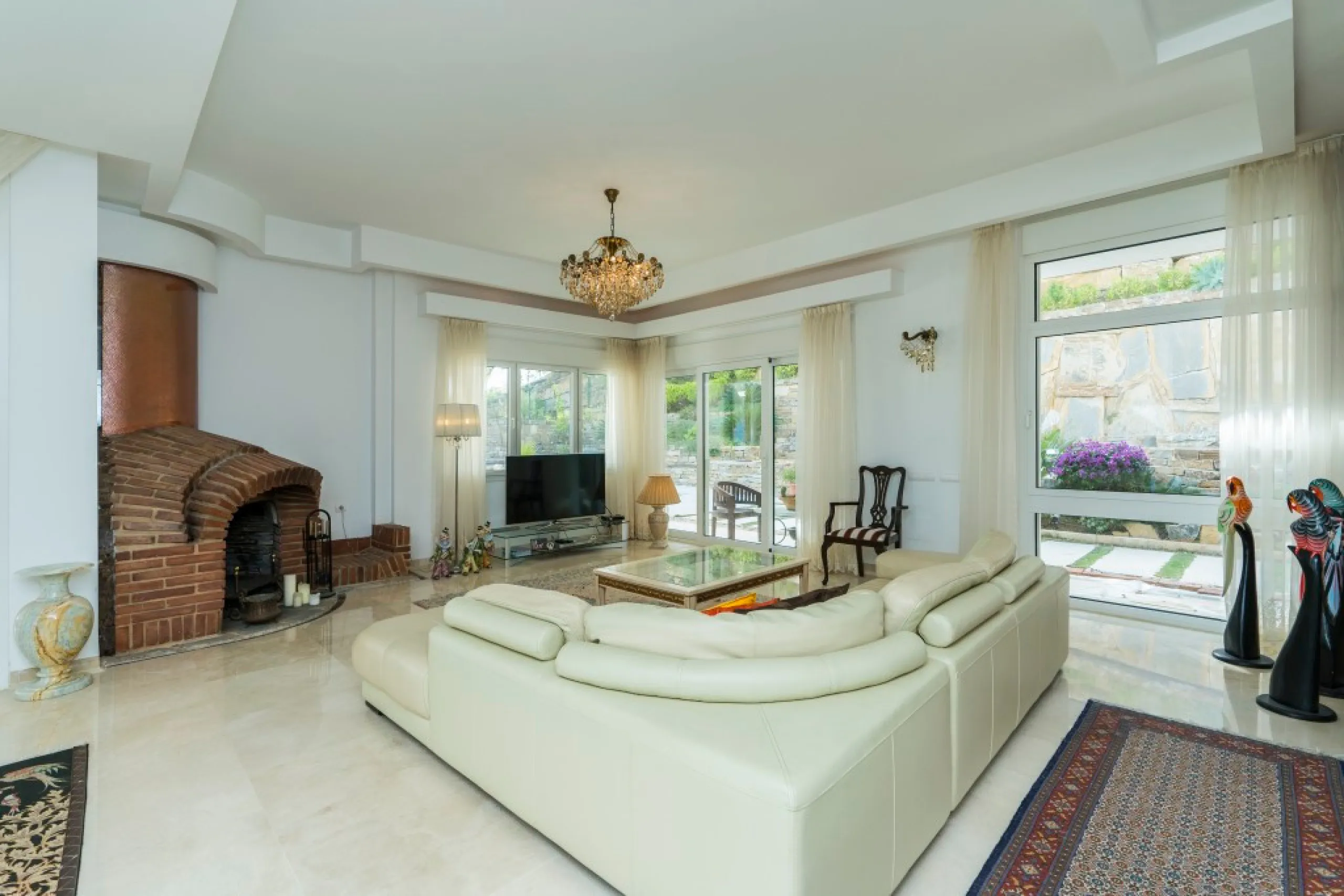Amazing new built villa in La Mairena with high quality finishing and beautiful pool area. The villa offers on three levels, five bedrooms with en-suite bathrooms, a lovely and bright living room with open fire place, modern open plan kitchen and dining a