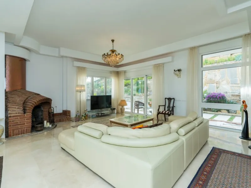 Amazing new built villa in La Mairena with high quality finishing and beautiful pool area. The villa offers on three levels, five bedrooms with en-suite bathrooms, a lovely and bright living room with open fire place, modern open plan kitchen and dining a
