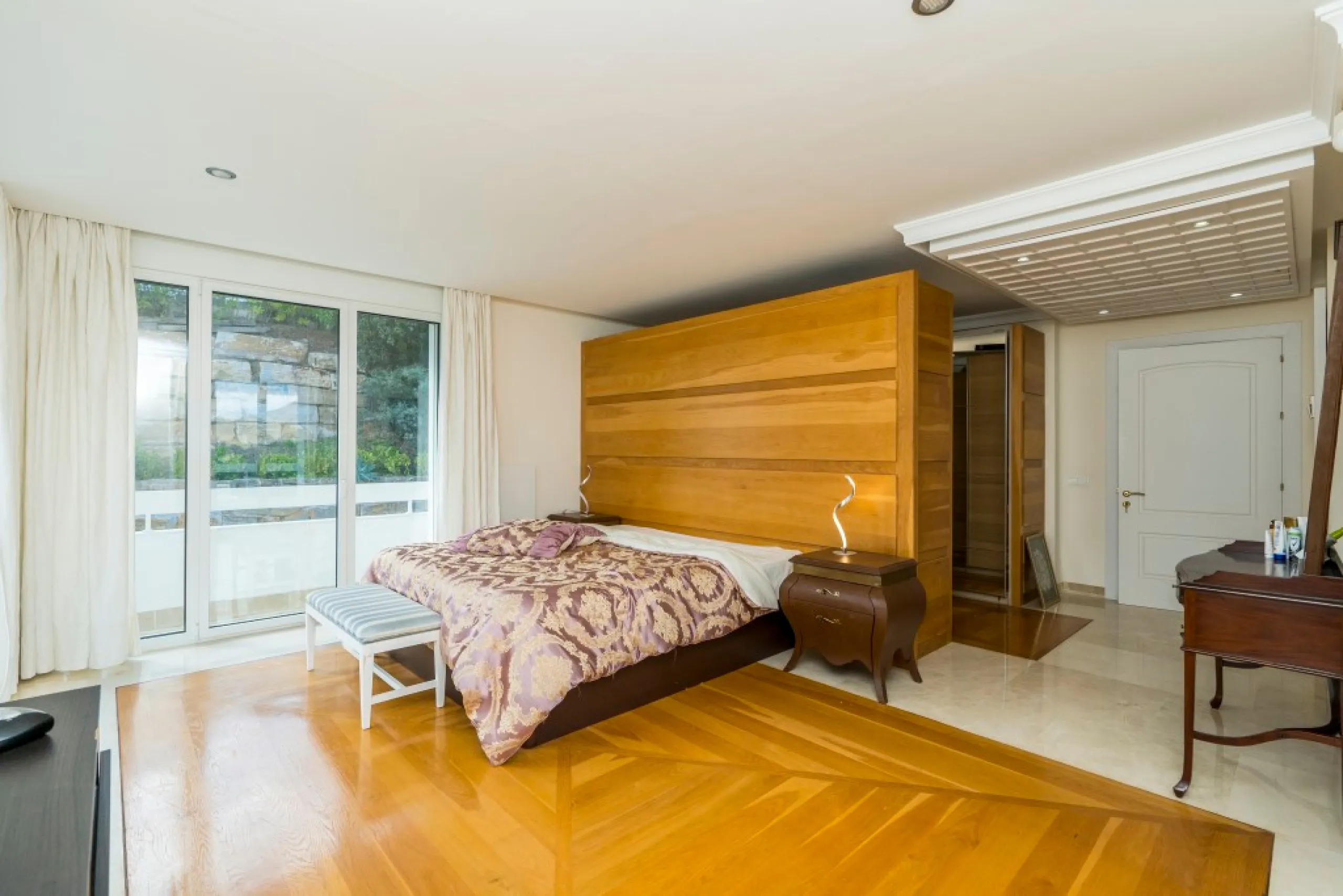 Amazing new built villa in La Mairena with high quality finishing and beautiful pool area. The villa offers on three levels, five bedrooms with en-suite bathrooms, a lovely and bright living room with open fire place, modern open plan kitchen and dining a