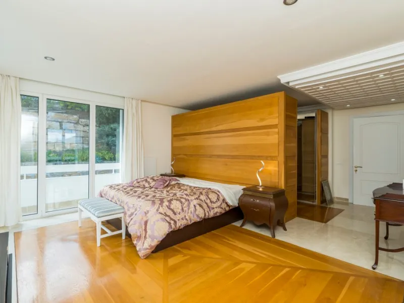 Amazing new built villa in La Mairena with high quality finishing and beautiful pool area. The villa offers on three levels, five bedrooms with en-suite bathrooms, a lovely and bright living room with open fire place, modern open plan kitchen and dining a