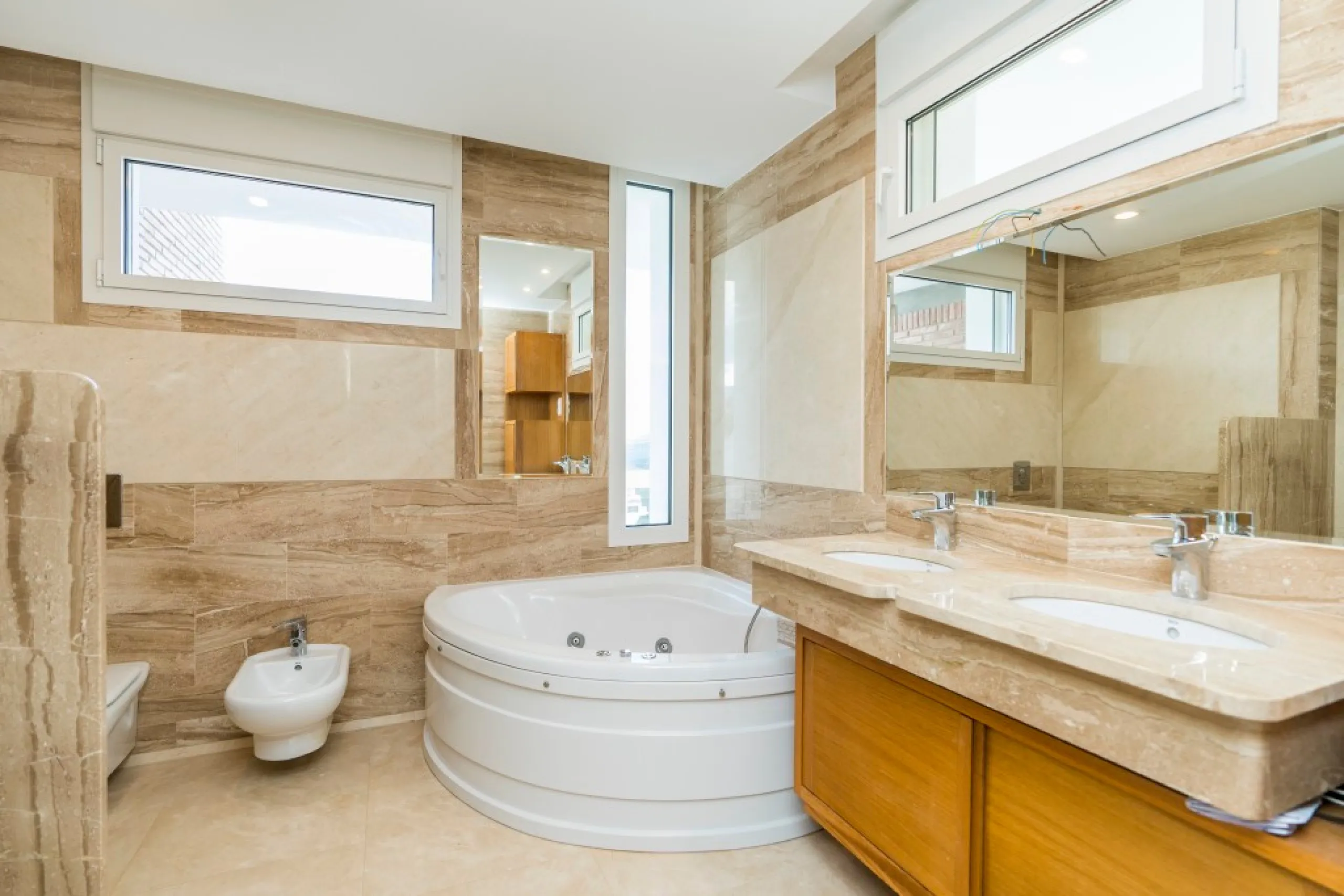 Amazing new built villa in La Mairena with high quality finishing and beautiful pool area. The villa offers on three levels, five bedrooms with en-suite bathrooms, a lovely and bright living room with open fire place, modern open plan kitchen and dining a