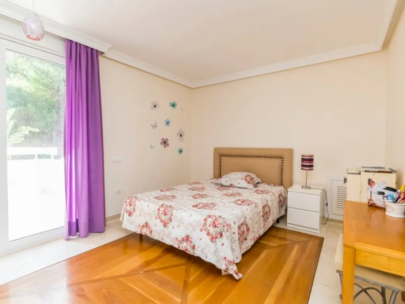 Amazing new built villa in La Mairena with high quality finishing and beautiful pool area. The villa offers on three levels, five bedrooms with en-suite bathrooms, a lovely and bright living room with open fire place, modern open plan kitchen and dining a