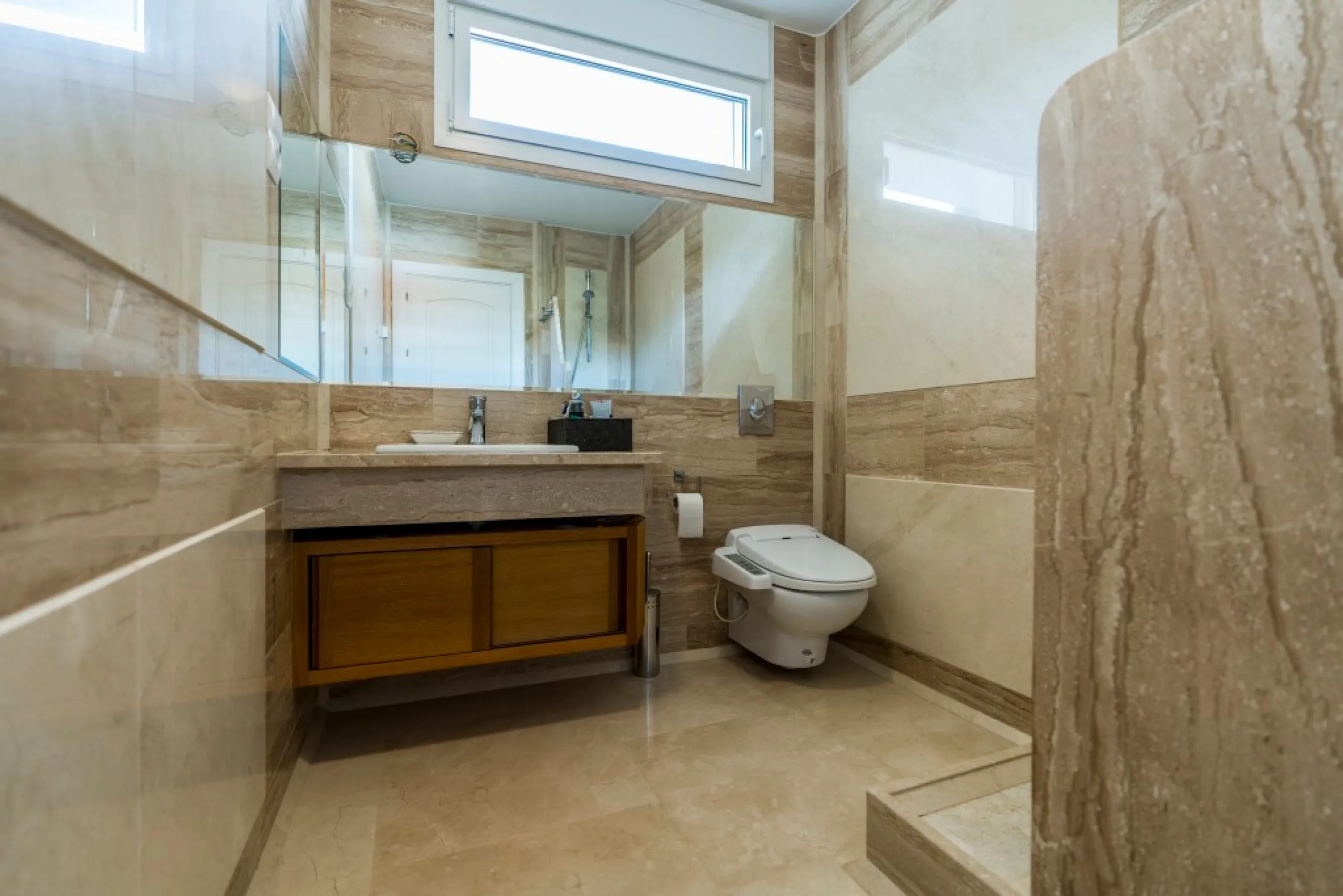 Amazing new built villa in La Mairena with high quality finishing and beautiful pool area. The villa offers on three levels, five bedrooms with en-suite bathrooms, a lovely and bright living room with open fire place, modern open plan kitchen and dining a