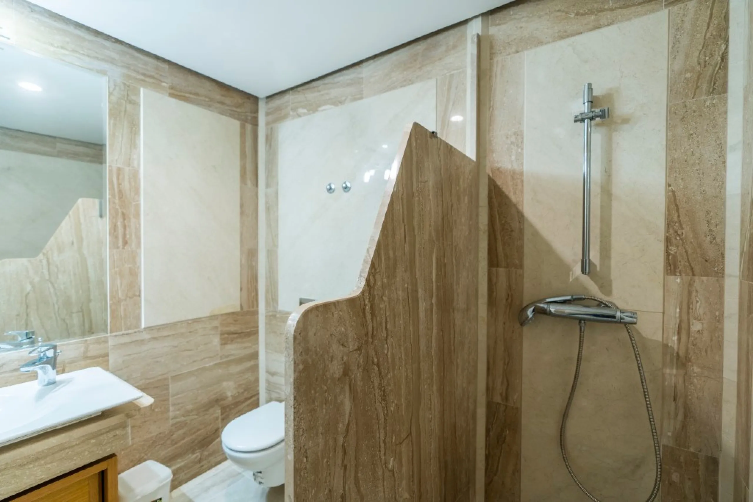 Amazing new built villa in La Mairena with high quality finishing and beautiful pool area. The villa offers on three levels, five bedrooms with en-suite bathrooms, a lovely and bright living room with open fire place, modern open plan kitchen and dining a