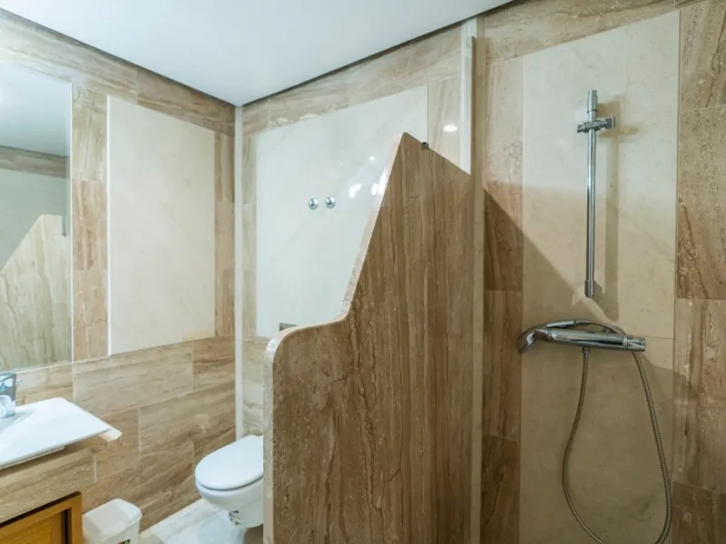 Amazing new built villa in La Mairena with high quality finishing and beautiful pool area. The villa offers on three levels, five bedrooms with en-suite bathrooms, a lovely and bright living room with open fire place, modern open plan kitchen and dining a