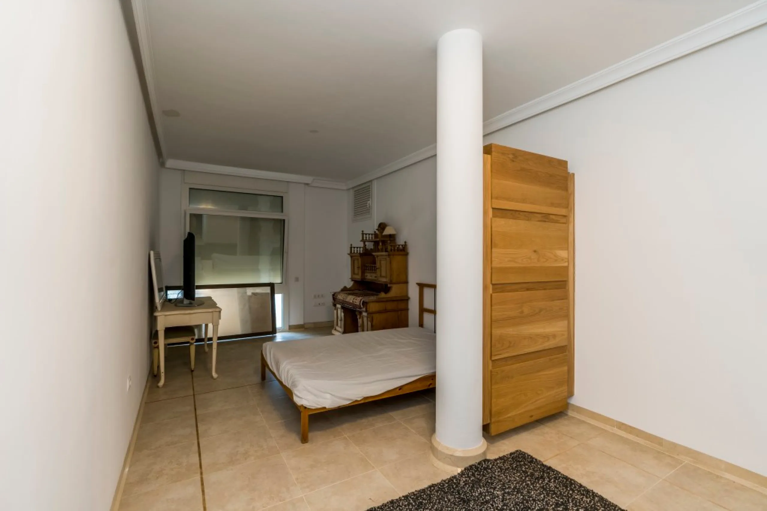 Amazing new built villa in La Mairena with high quality finishing and beautiful pool area. The villa offers on three levels, five bedrooms with en-suite bathrooms, a lovely and bright living room with open fire place, modern open plan kitchen and dining a