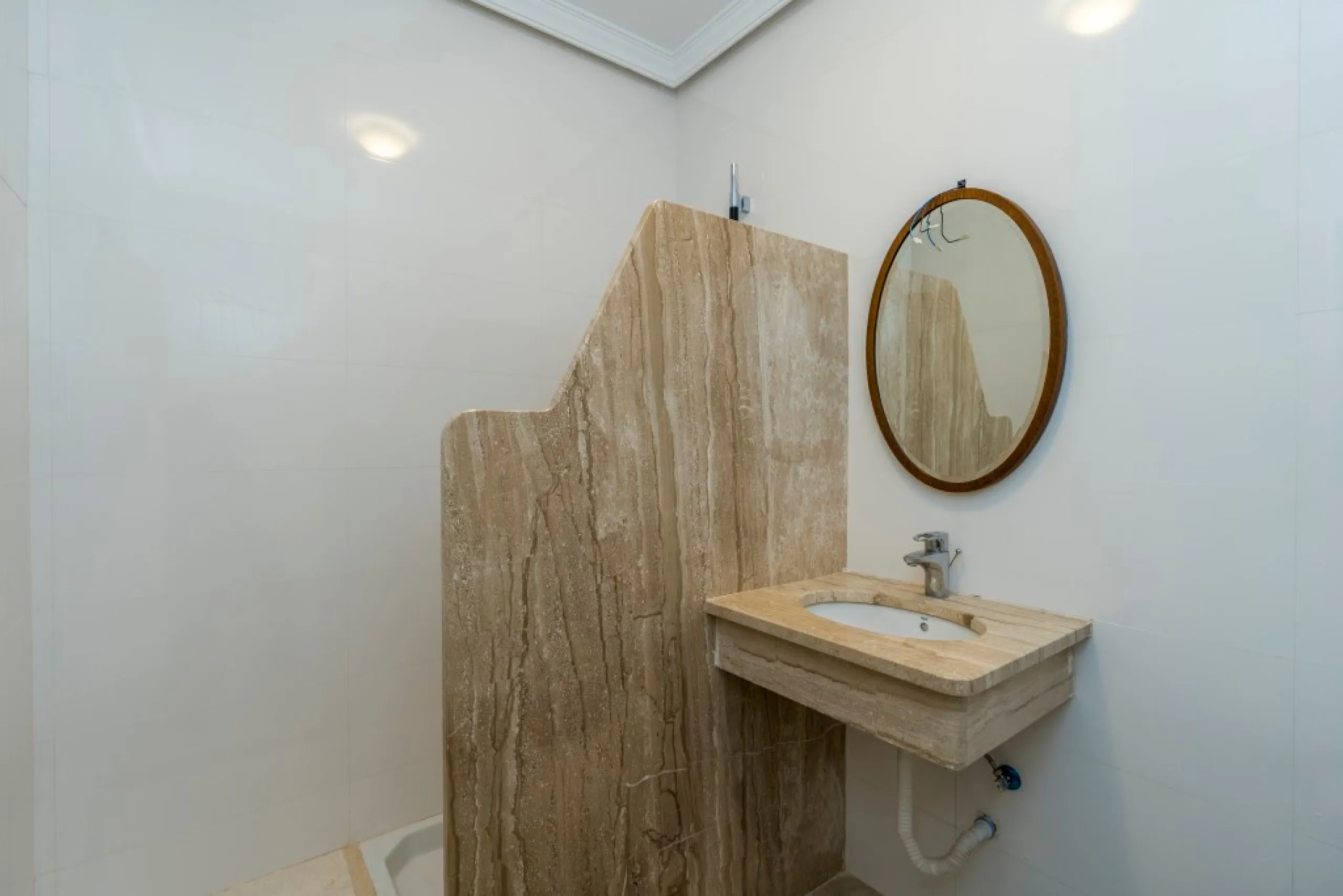 Amazing new built villa in La Mairena with high quality finishing and beautiful pool area. The villa offers on three levels, five bedrooms with en-suite bathrooms, a lovely and bright living room with open fire place, modern open plan kitchen and dining a