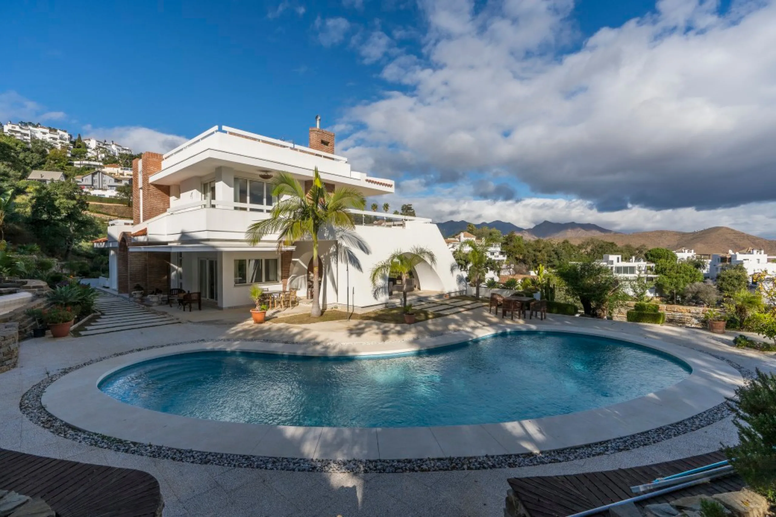 Amazing new built villa in La Mairena with high quality finishing and beautiful pool area. The villa offers on three levels, five bedrooms with en-suite bathrooms, a lovely and bright living room with open fire place, modern open plan kitchen and dining a