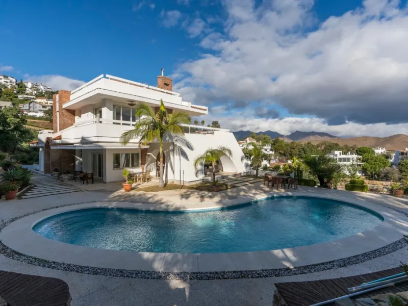 Amazing new built villa in La Mairena with high quality finishing and beautiful pool area. The villa offers on three levels, five bedrooms with en-suite bathrooms, a lovely and bright living room with open fire place, modern open plan kitchen and dining a