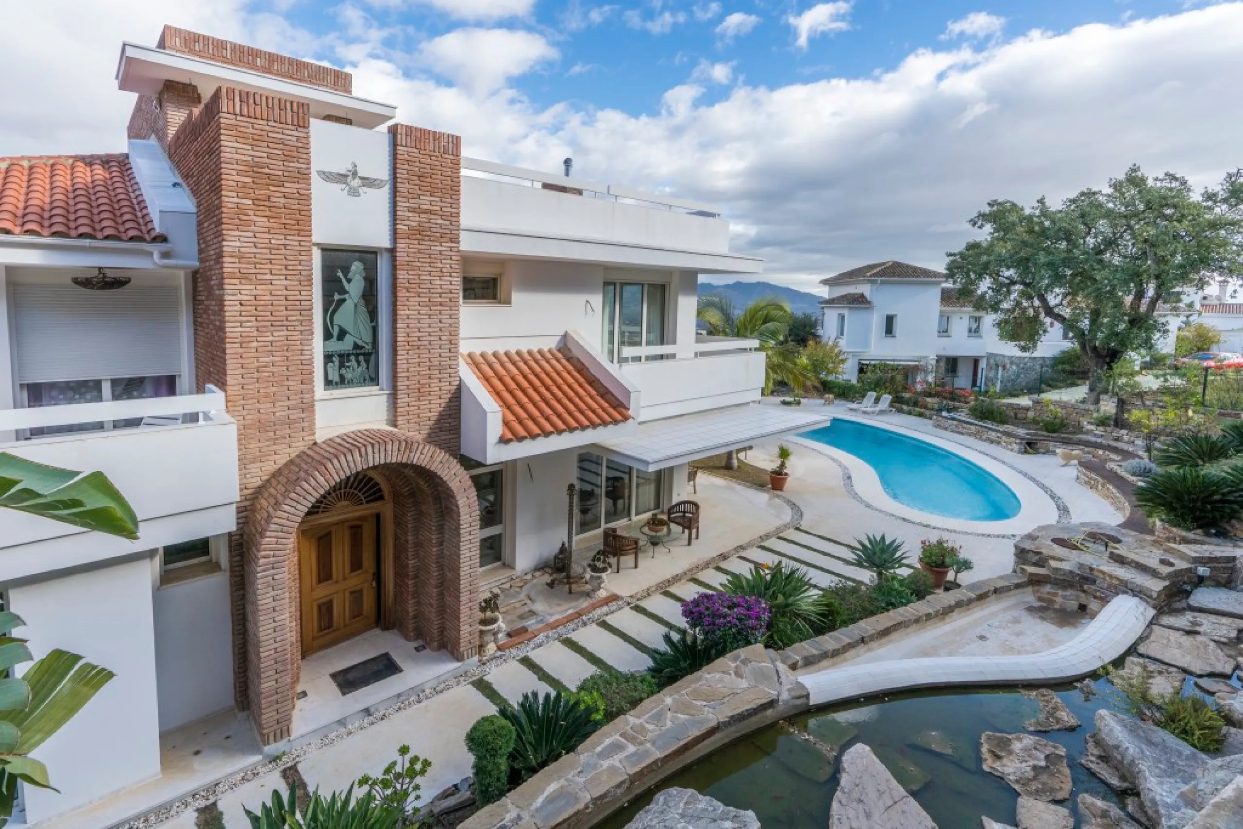 Amazing new built villa in La Mairena with high quality finishing and beautiful pool area. The villa offers on three levels, five bedrooms with en-suite bathrooms, a lovely and bright living room with open fire place, modern open plan kitchen and dining a