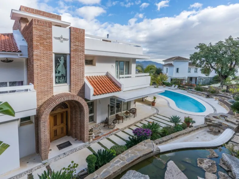 Amazing new built villa in La Mairena with high quality finishing and beautiful pool area. The villa offers on three levels, five bedrooms with en-suite bathrooms, a lovely and bright living room with open fire place, modern open plan kitchen and dining a