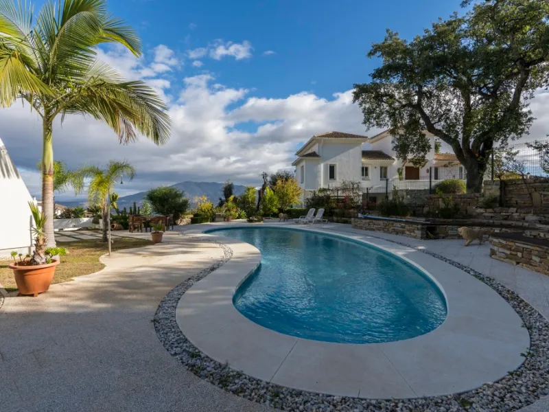 Amazing new built villa in La Mairena with high quality finishing and beautiful pool area. The villa offers on three levels, five bedrooms with en-suite bathrooms, a lovely and bright living room with open fire place, modern open plan kitchen and dining a