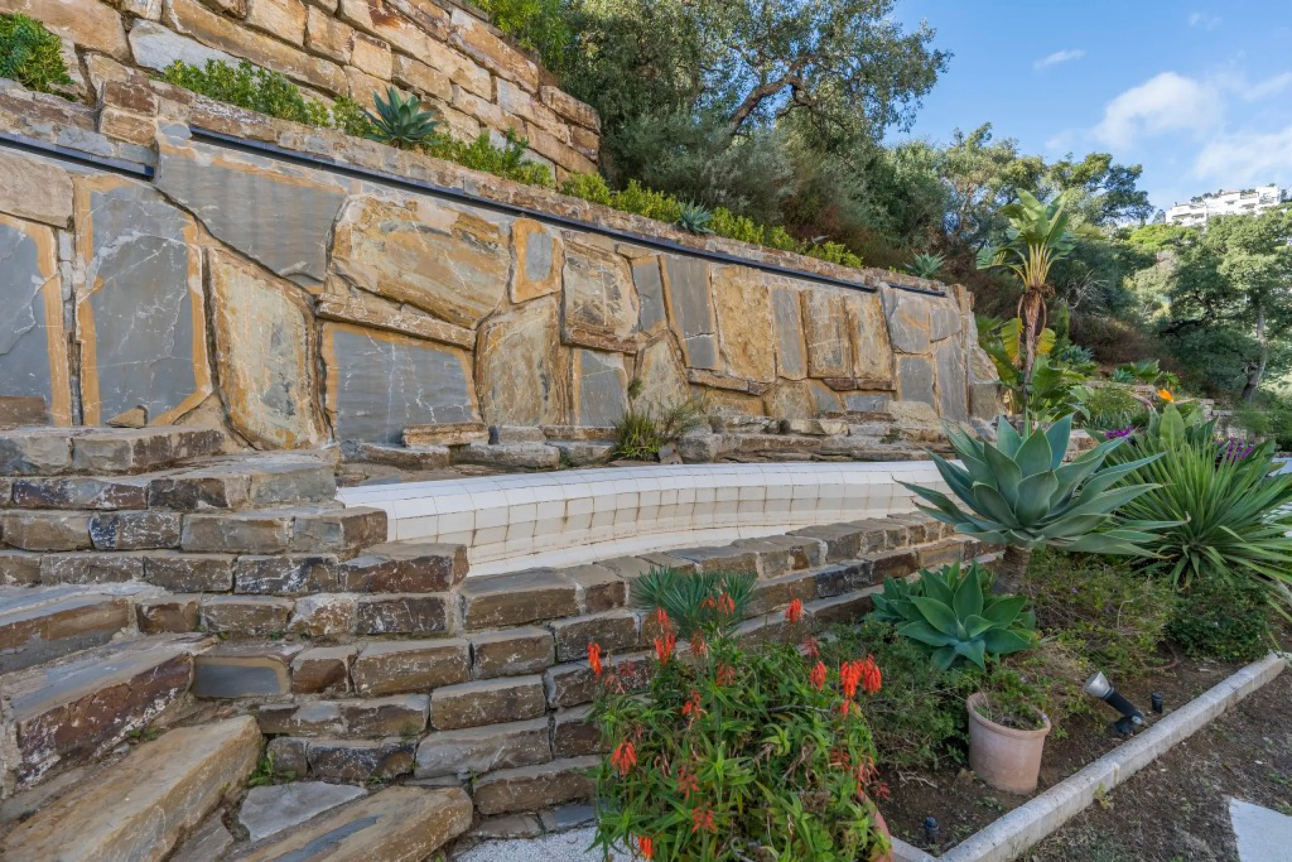 Amazing new built villa in La Mairena with high quality finishing and beautiful pool area. The villa offers on three levels, five bedrooms with en-suite bathrooms, a lovely and bright living room with open fire place, modern open plan kitchen and dining a