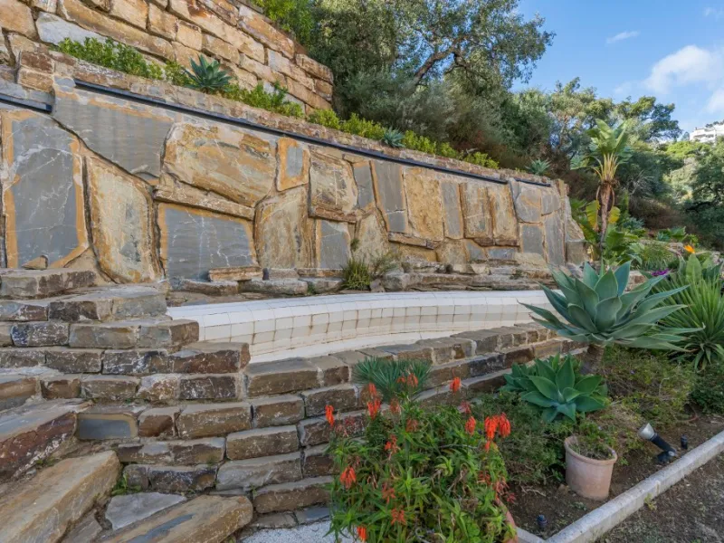 Amazing new built villa in La Mairena with high quality finishing and beautiful pool area. The villa offers on three levels, five bedrooms with en-suite bathrooms, a lovely and bright living room with open fire place, modern open plan kitchen and dining a
