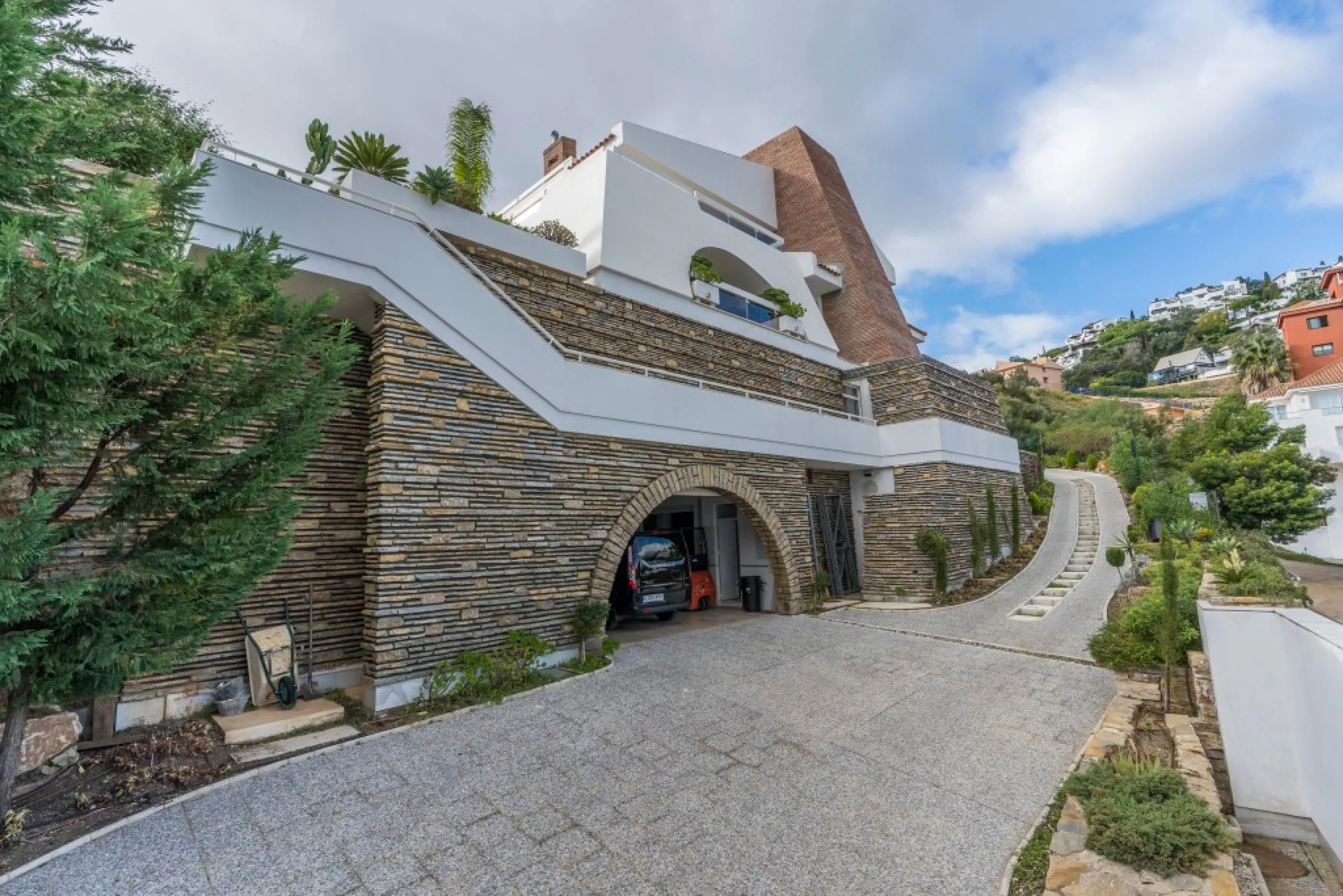 Amazing new built villa in La Mairena with high quality finishing and beautiful pool area. The villa offers on three levels, five bedrooms with en-suite bathrooms, a lovely and bright living room with open fire place, modern open plan kitchen and dining a