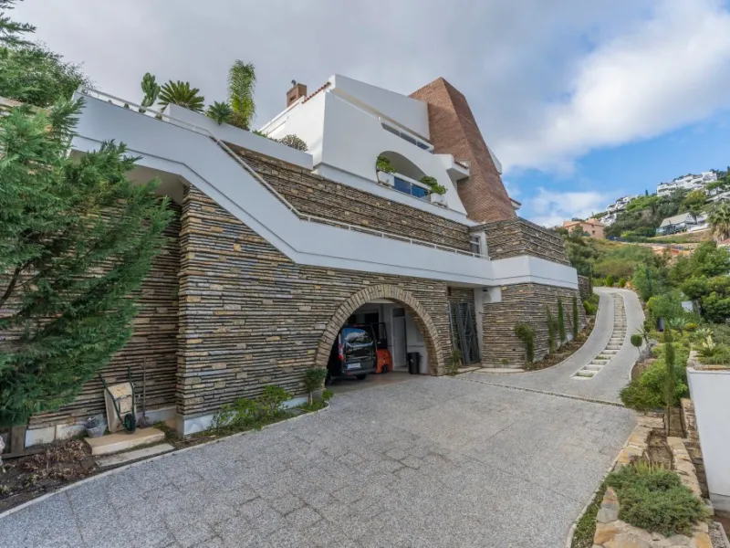 Amazing new built villa in La Mairena with high quality finishing and beautiful pool area. The villa offers on three levels, five bedrooms with en-suite bathrooms, a lovely and bright living room with open fire place, modern open plan kitchen and dining a