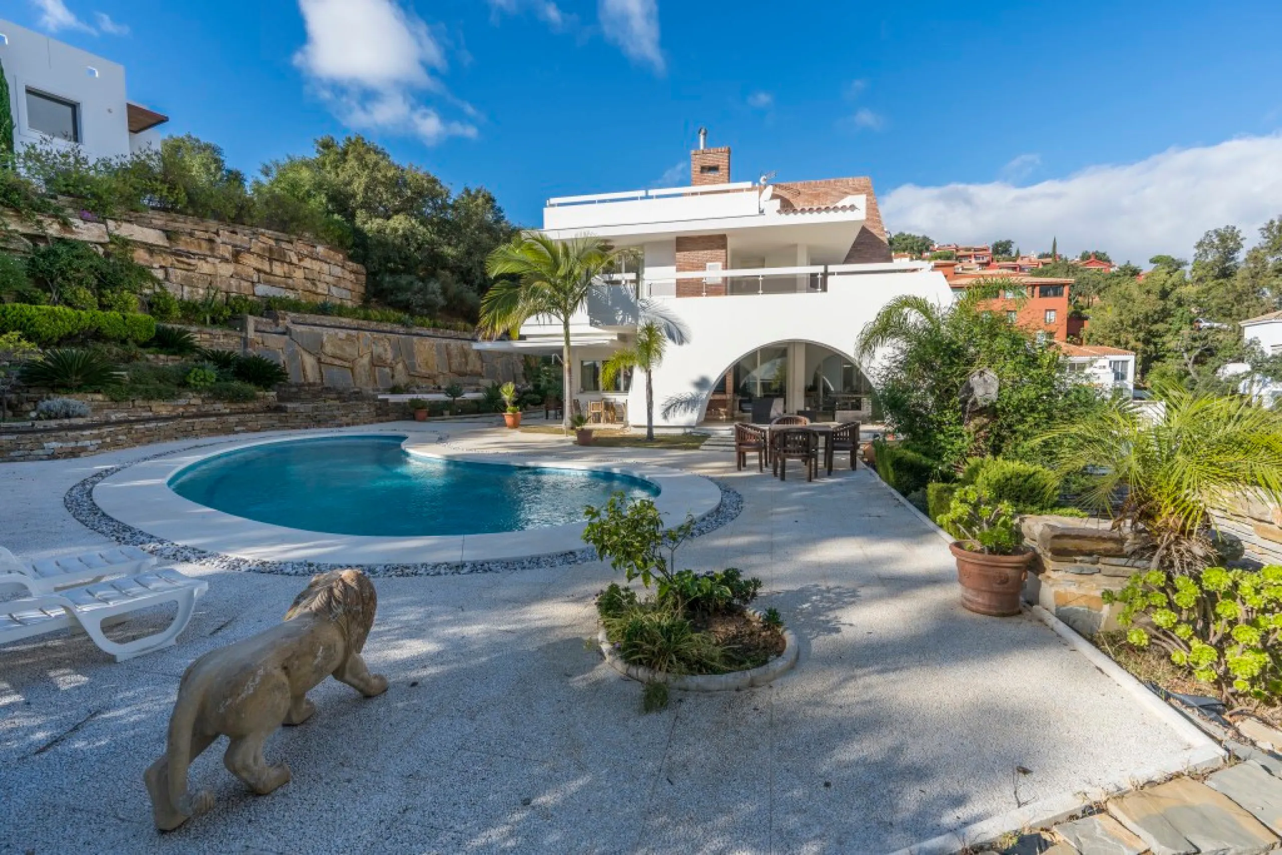 Amazing new built villa in La Mairena with high quality finishing and beautiful pool area. The villa offers on three levels, five bedrooms with en-suite bathrooms, a lovely and bright living room with open fire place, modern open plan kitchen and dining a