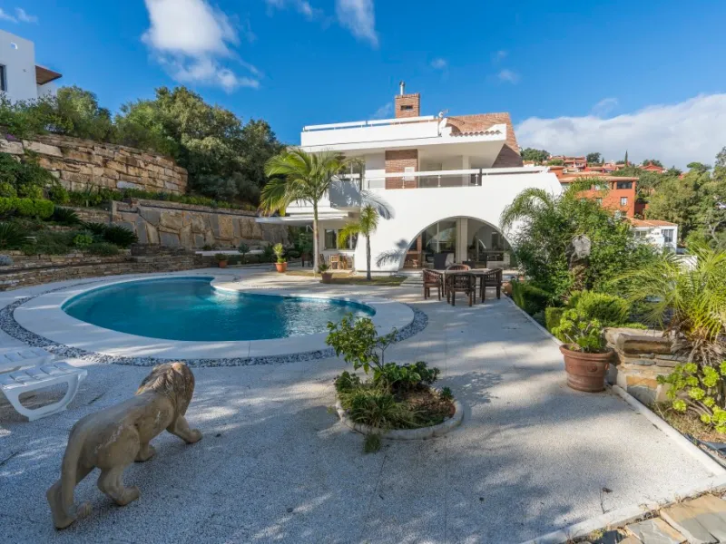 Amazing new built villa in La Mairena with high quality finishing and beautiful pool area. The villa offers on three levels, five bedrooms with en-suite bathrooms, a lovely and bright living room with open fire place, modern open plan kitchen and dining a