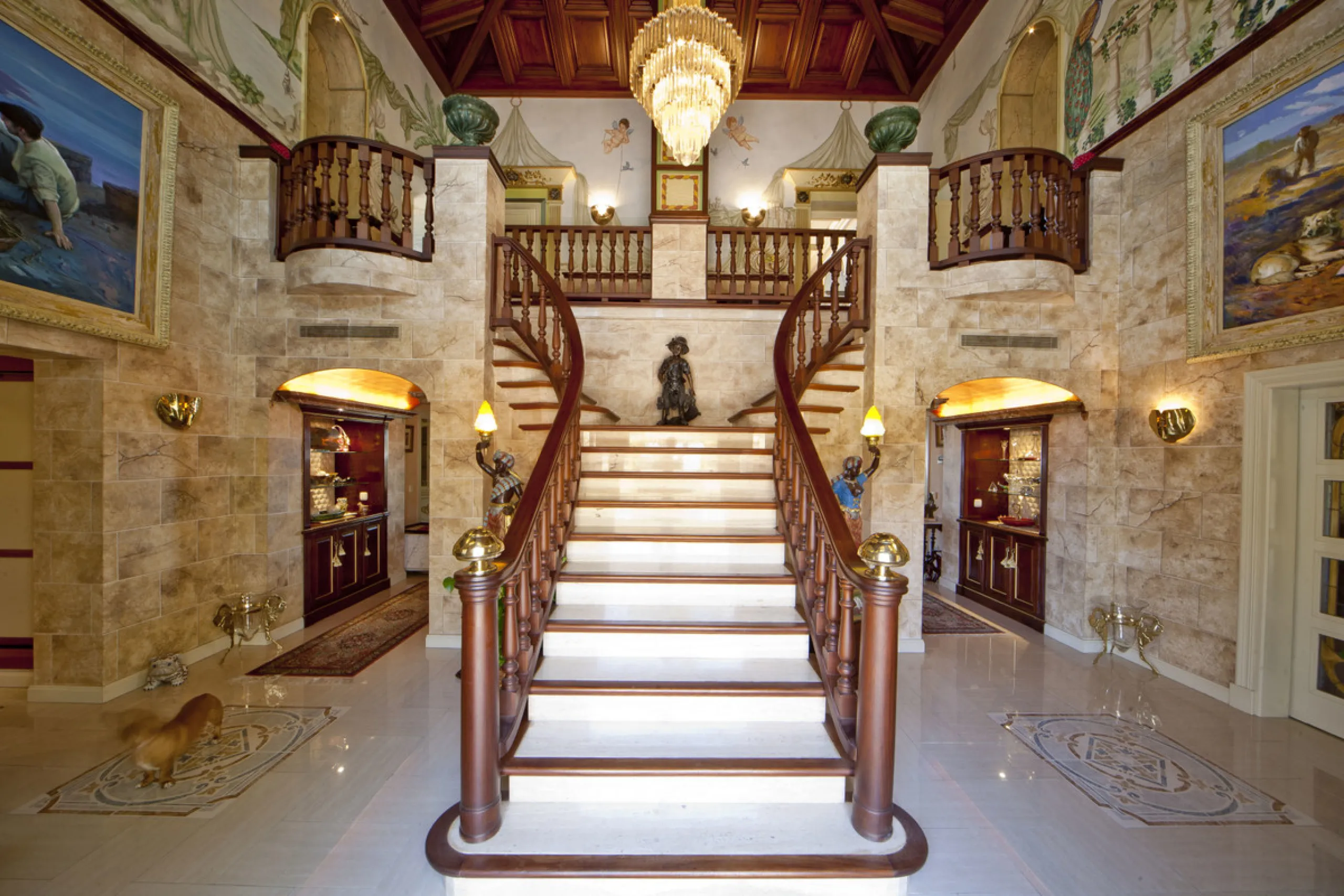 Built in 2002,  is undoubtedly one of the most desirable homes in the area. With an image of luxury and ostentation in true Marbella style, it is characterized by the high quality used in its construction and the large number of artistic details in the de