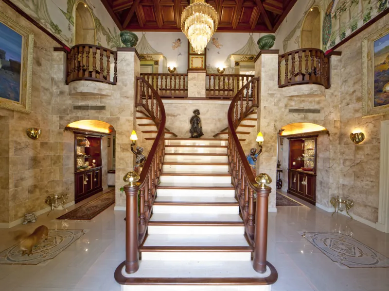 Built in 2002,  is undoubtedly one of the most desirable homes in the area. With an image of luxury and ostentation in true Marbella style, it is characterized by the high quality used in its construction and the large number of artistic details in the de