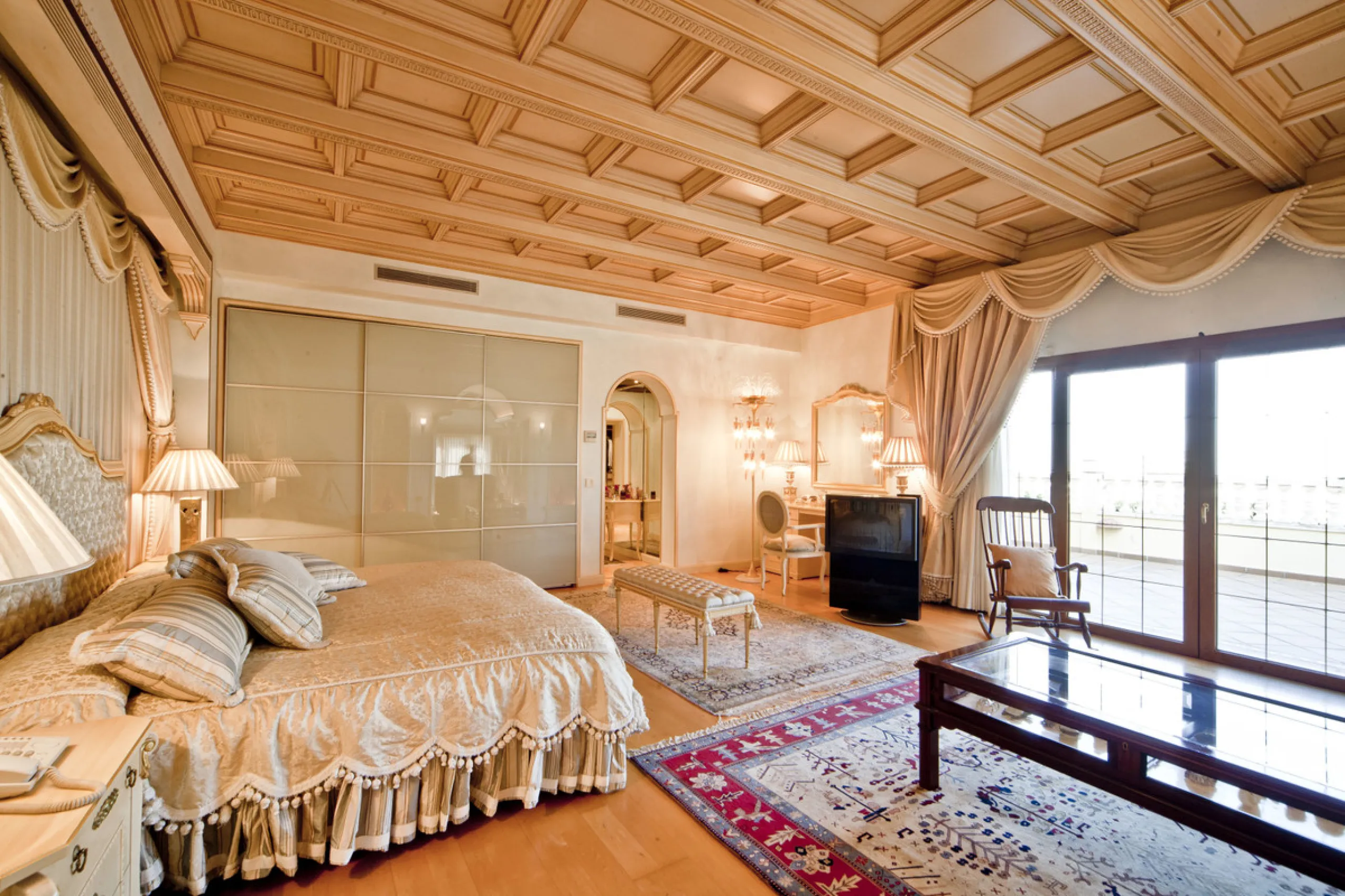 Built in 2002,  is undoubtedly one of the most desirable homes in the area. With an image of luxury and ostentation in true Marbella style, it is characterized by the high quality used in its construction and the large number of artistic details in the de