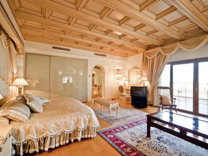 Built in 2002,  is undoubtedly one of the most desirable homes in the area. With an image of luxury and ostentation in true Marbella style, it is characterized by the high quality used in its construction and the large number of artistic details in the de