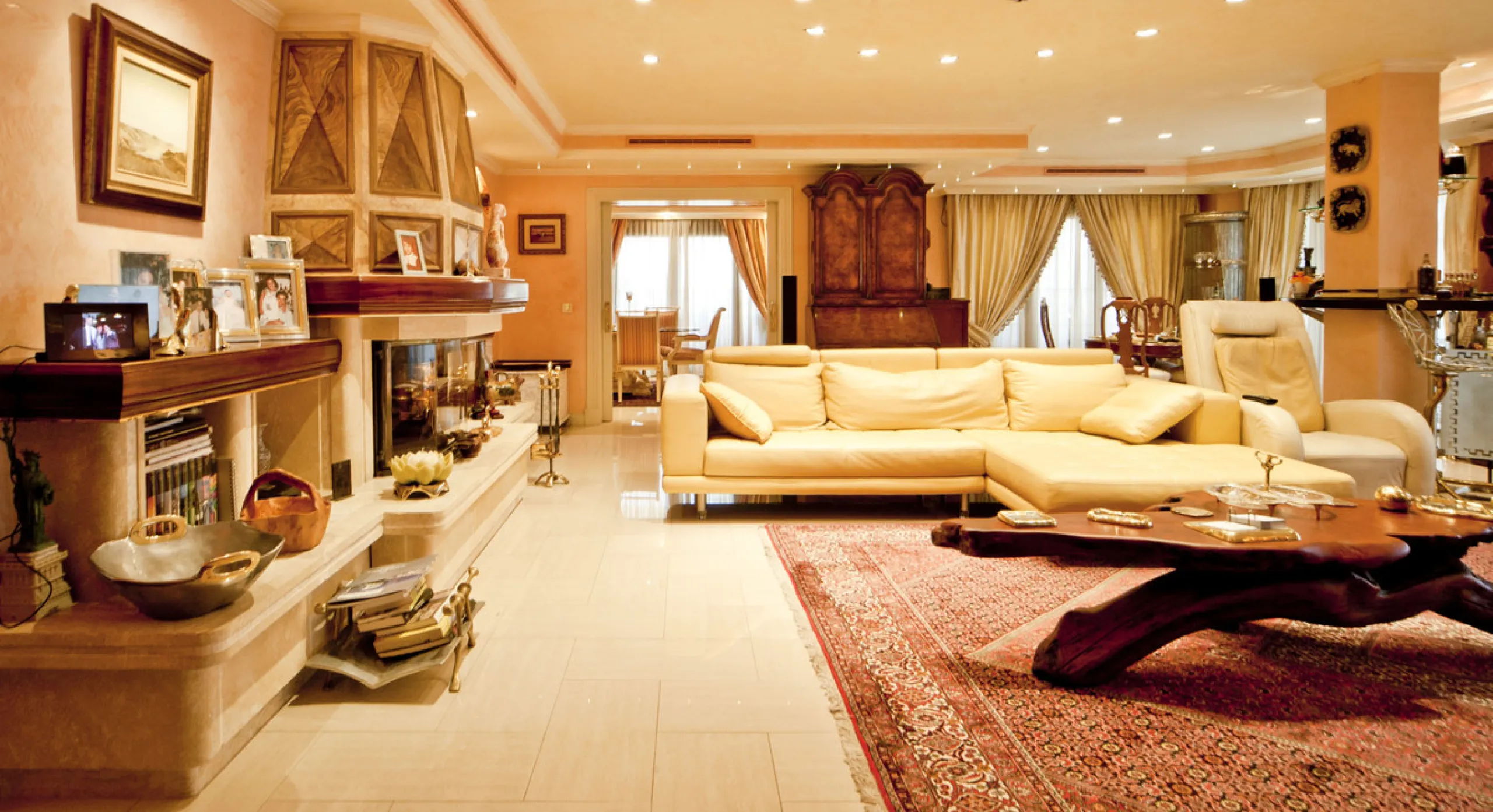 Built in 2002,  is undoubtedly one of the most desirable homes in the area. With an image of luxury and ostentation in true Marbella style, it is characterized by the high quality used in its construction and the large number of artistic details in the de