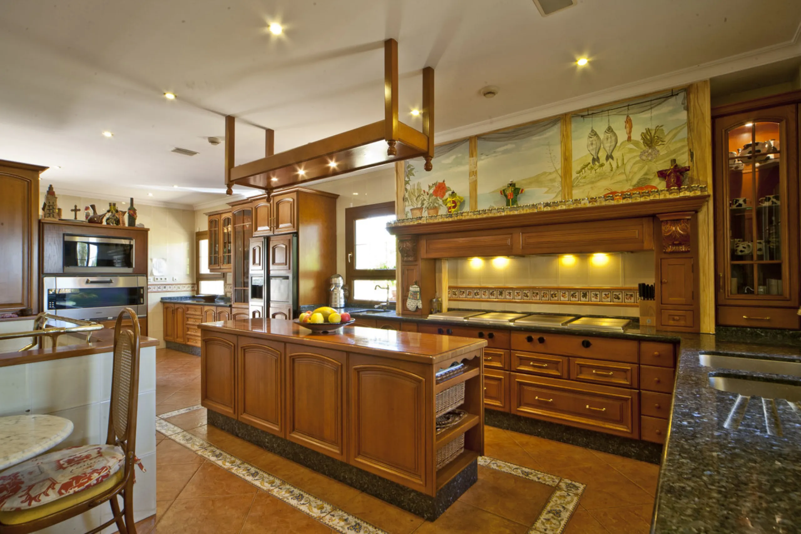 Built in 2002,  is undoubtedly one of the most desirable homes in the area. With an image of luxury and ostentation in true Marbella style, it is characterized by the high quality used in its construction and the large number of artistic details in the de