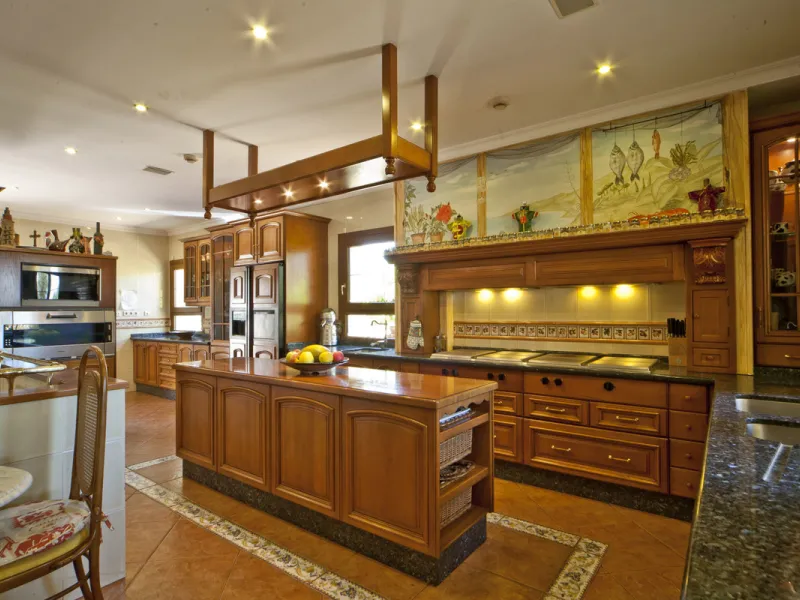 Built in 2002,  is undoubtedly one of the most desirable homes in the area. With an image of luxury and ostentation in true Marbella style, it is characterized by the high quality used in its construction and the large number of artistic details in the de