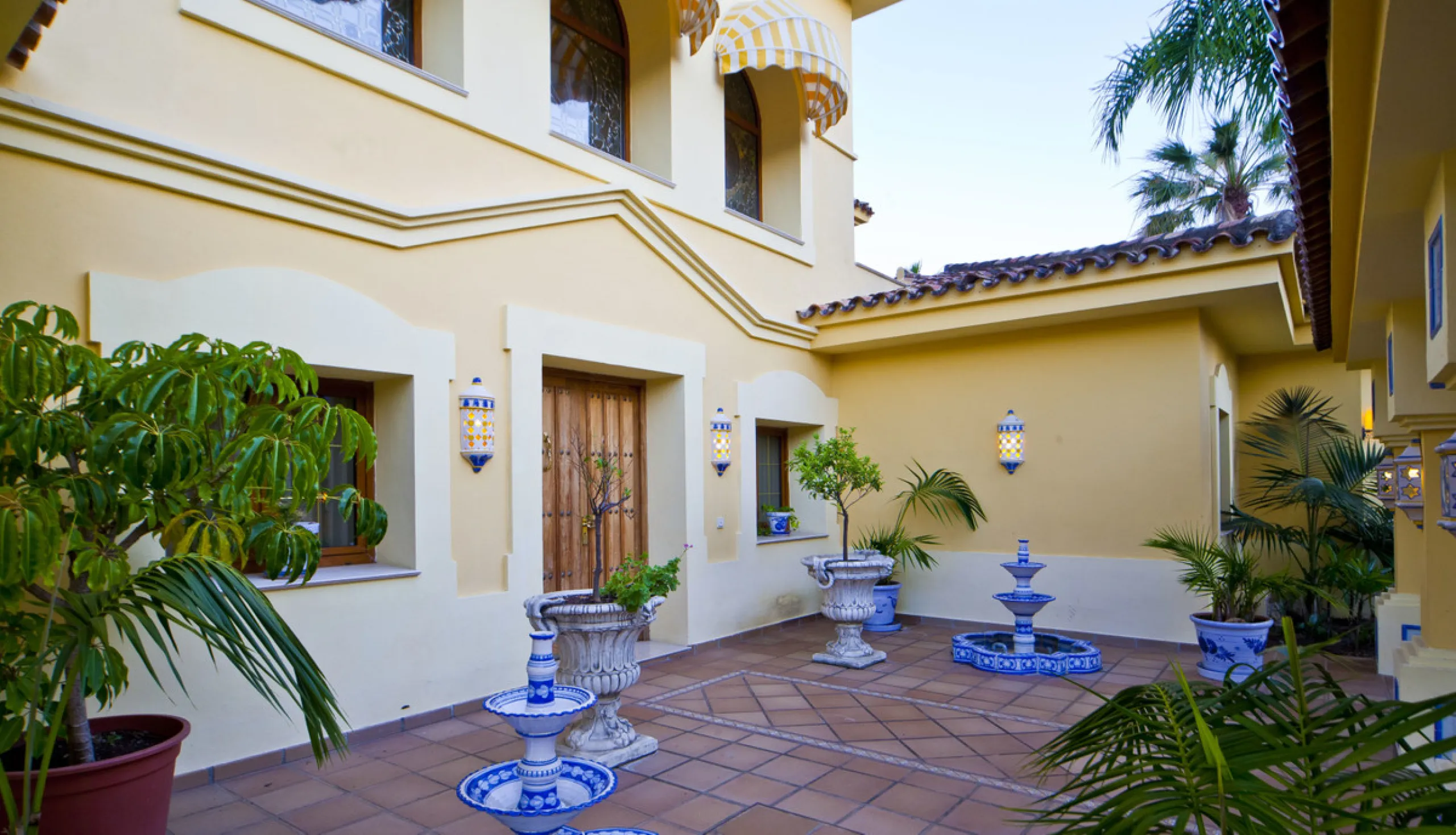 Built in 2002,  is undoubtedly one of the most desirable homes in the area. With an image of luxury and ostentation in true Marbella style, it is characterized by the high quality used in its construction and the large number of artistic details in the de