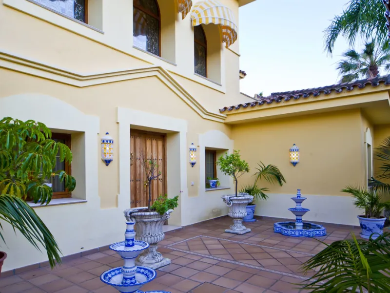 Built in 2002,  is undoubtedly one of the most desirable homes in the area. With an image of luxury and ostentation in true Marbella style, it is characterized by the high quality used in its construction and the large number of artistic details in the de