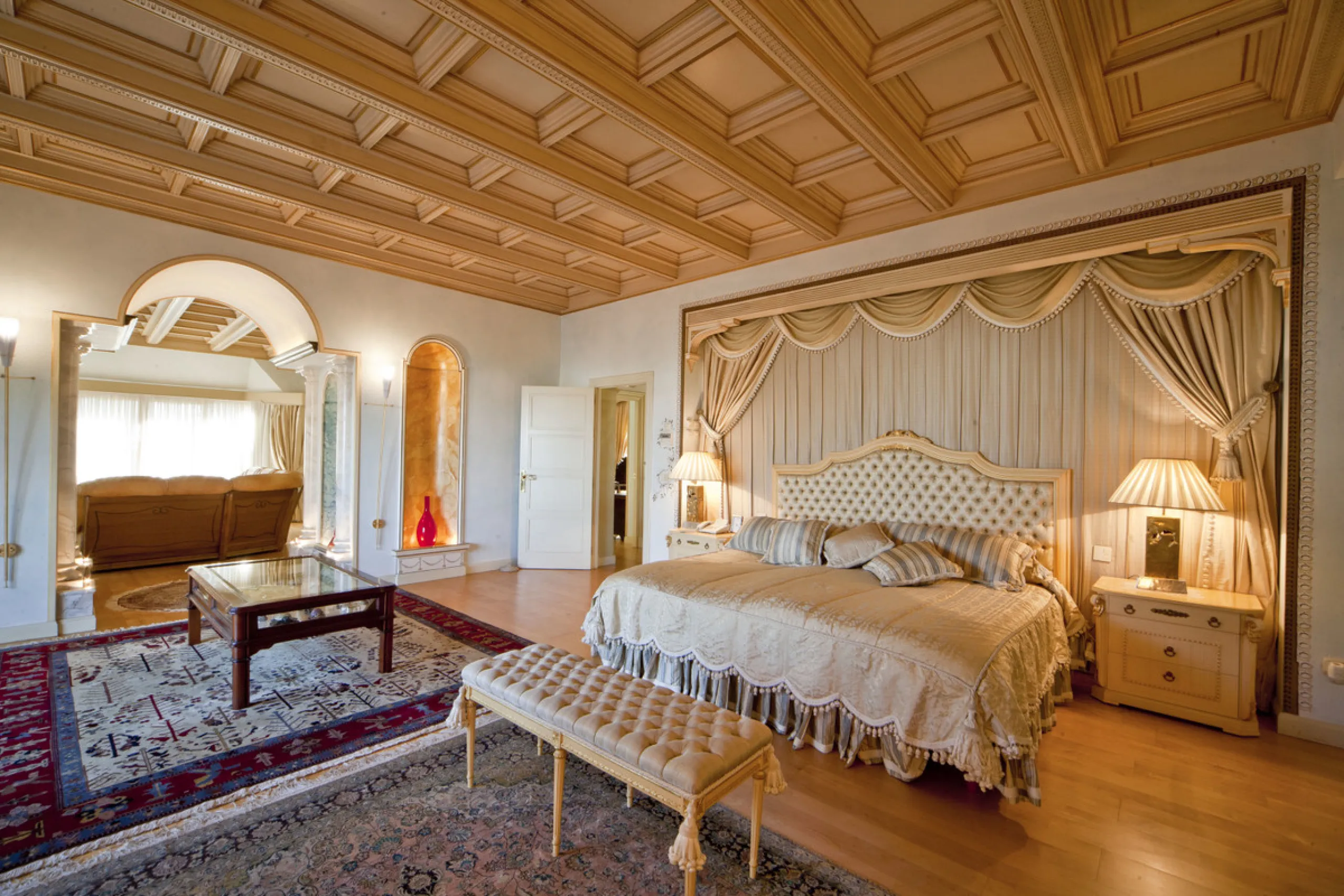 Built in 2002,  is undoubtedly one of the most desirable homes in the area. With an image of luxury and ostentation in true Marbella style, it is characterized by the high quality used in its construction and the large number of artistic details in the de