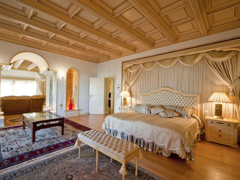 Built in 2002,  is undoubtedly one of the most desirable homes in the area. With an image of luxury and ostentation in true Marbella style, it is characterized by the high quality used in its construction and the large number of artistic details in the de