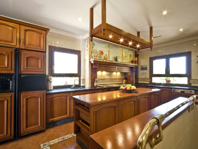 Built in 2002,  is undoubtedly one of the most desirable homes in the area. With an image of luxury and ostentation in true Marbella style, it is characterized by the high quality used in its construction and the large number of artistic details in the de