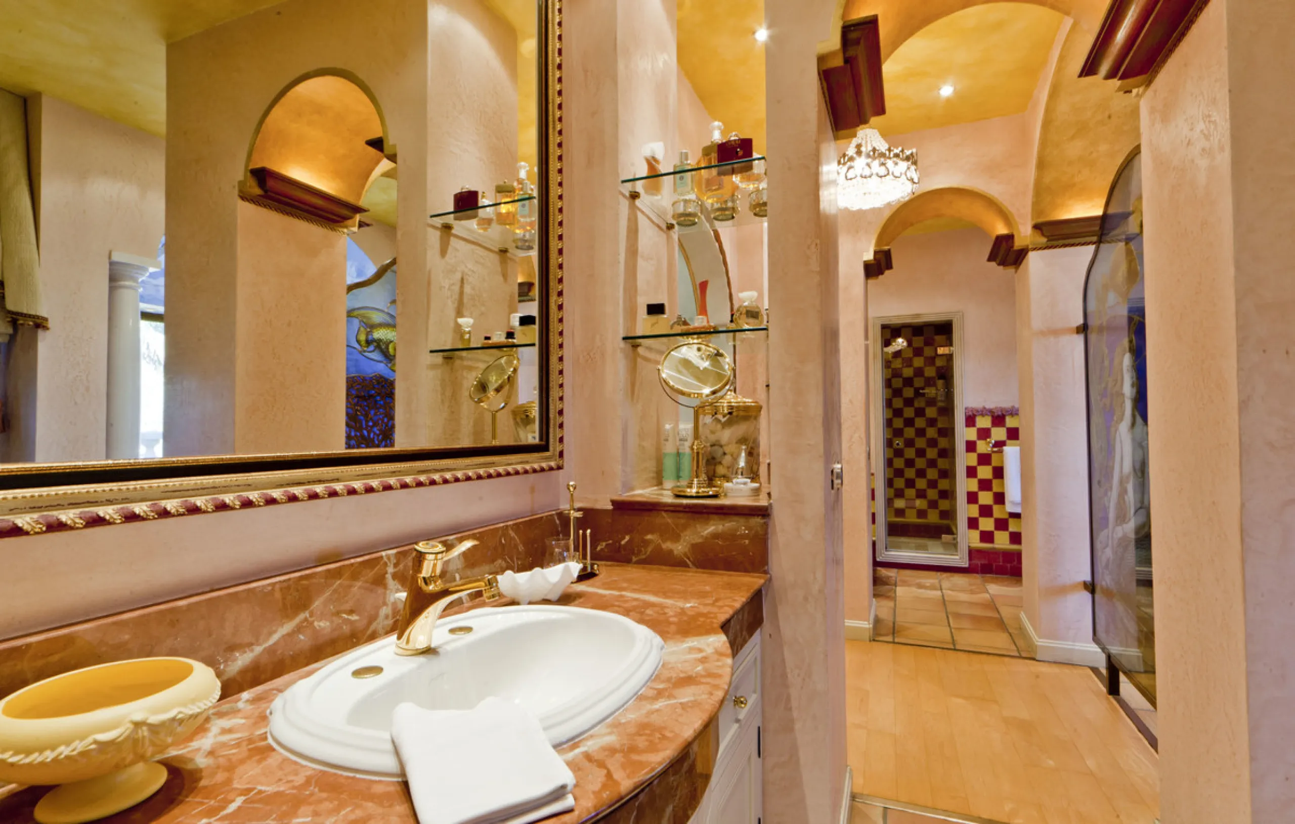 Built in 2002,  is undoubtedly one of the most desirable homes in the area. With an image of luxury and ostentation in true Marbella style, it is characterized by the high quality used in its construction and the large number of artistic details in the de