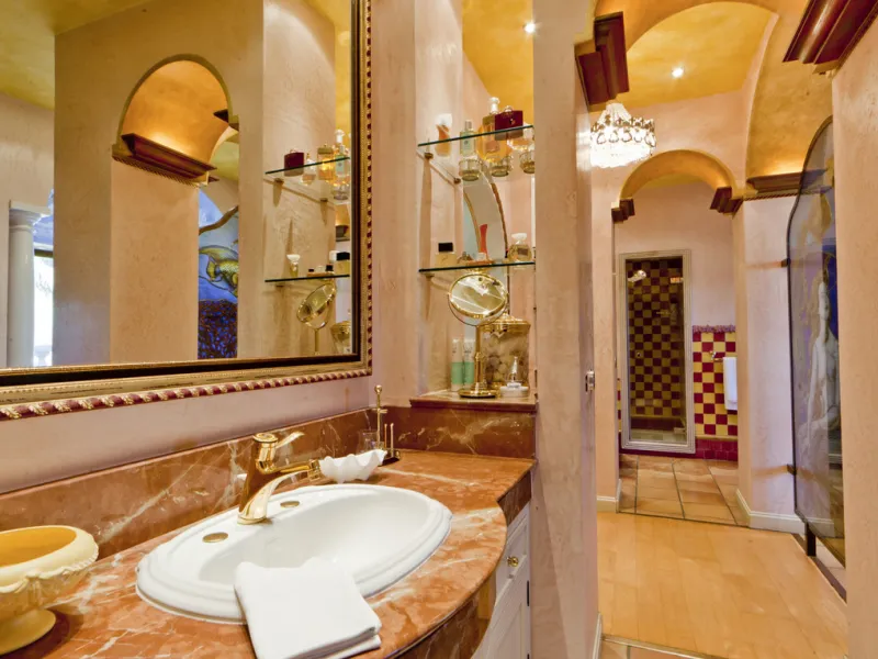 Built in 2002,  is undoubtedly one of the most desirable homes in the area. With an image of luxury and ostentation in true Marbella style, it is characterized by the high quality used in its construction and the large number of artistic details in the de