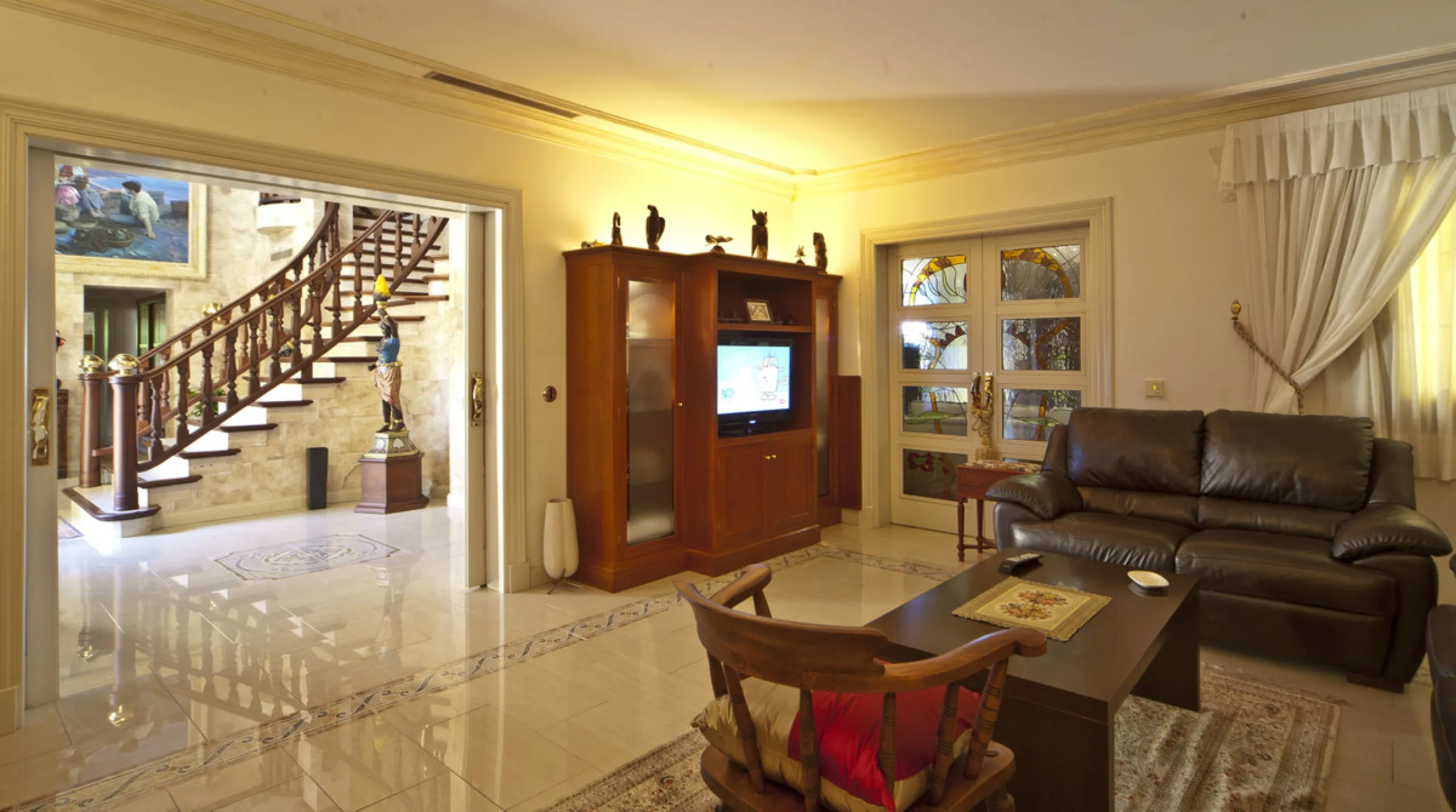 Built in 2002,  is undoubtedly one of the most desirable homes in the area. With an image of luxury and ostentation in true Marbella style, it is characterized by the high quality used in its construction and the large number of artistic details in the de