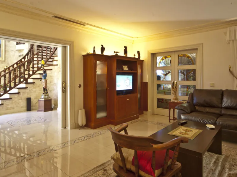 Built in 2002,  is undoubtedly one of the most desirable homes in the area. With an image of luxury and ostentation in true Marbella style, it is characterized by the high quality used in its construction and the large number of artistic details in the de
