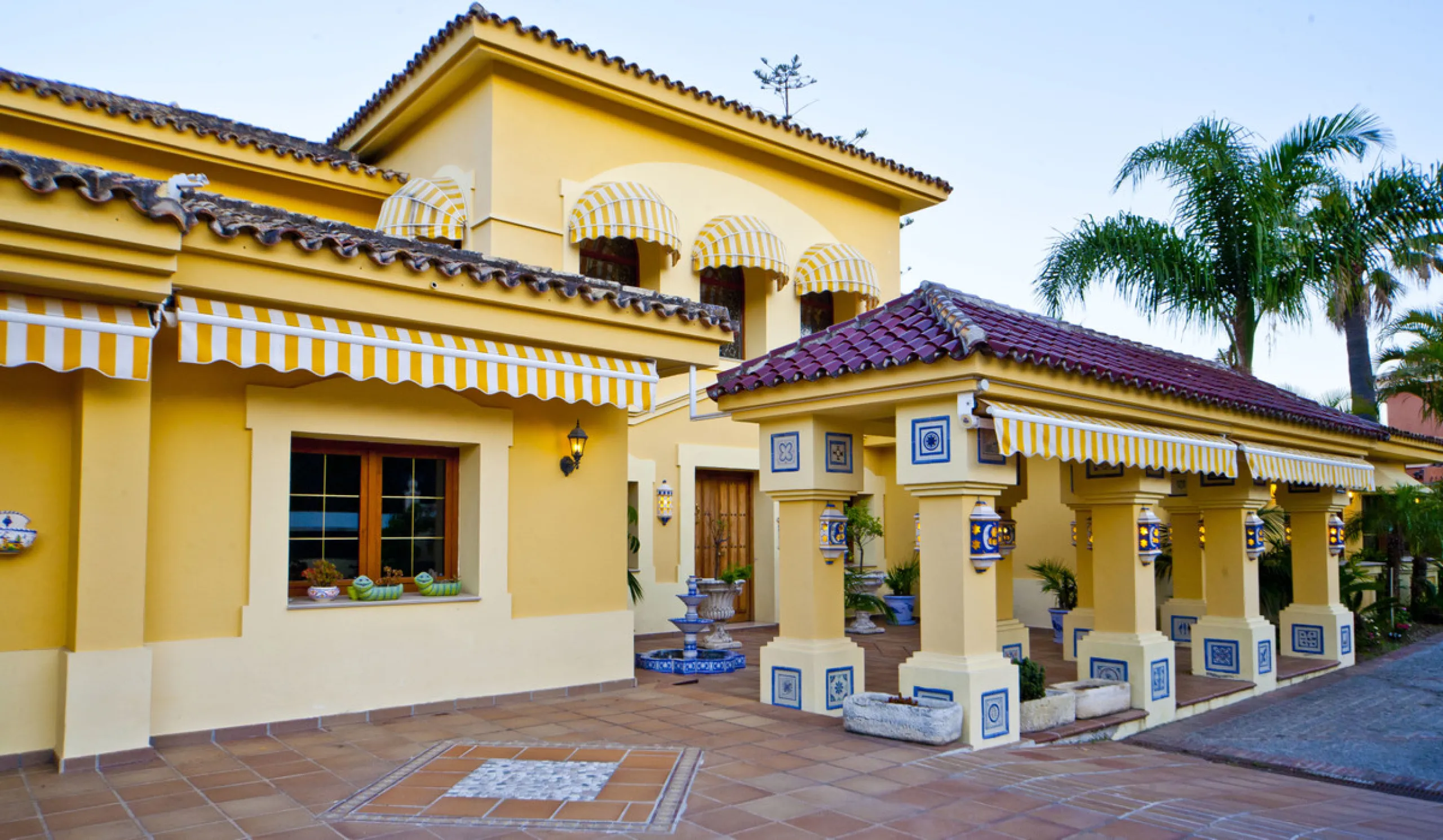 Built in 2002,  is undoubtedly one of the most desirable homes in the area. With an image of luxury and ostentation in true Marbella style, it is characterized by the high quality used in its construction and the large number of artistic details in the de