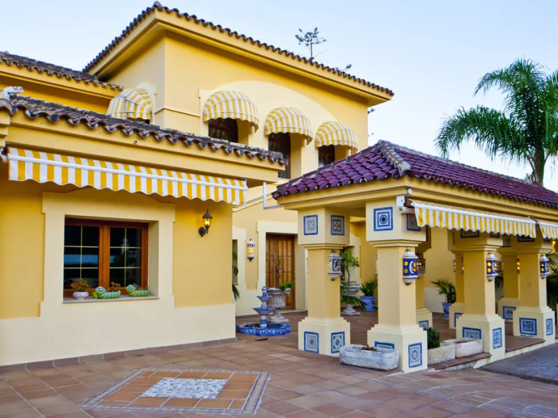 Built in 2002,  is undoubtedly one of the most desirable homes in the area. With an image of luxury and ostentation in true Marbella style, it is characterized by the high quality used in its construction and the large number of artistic details in the de