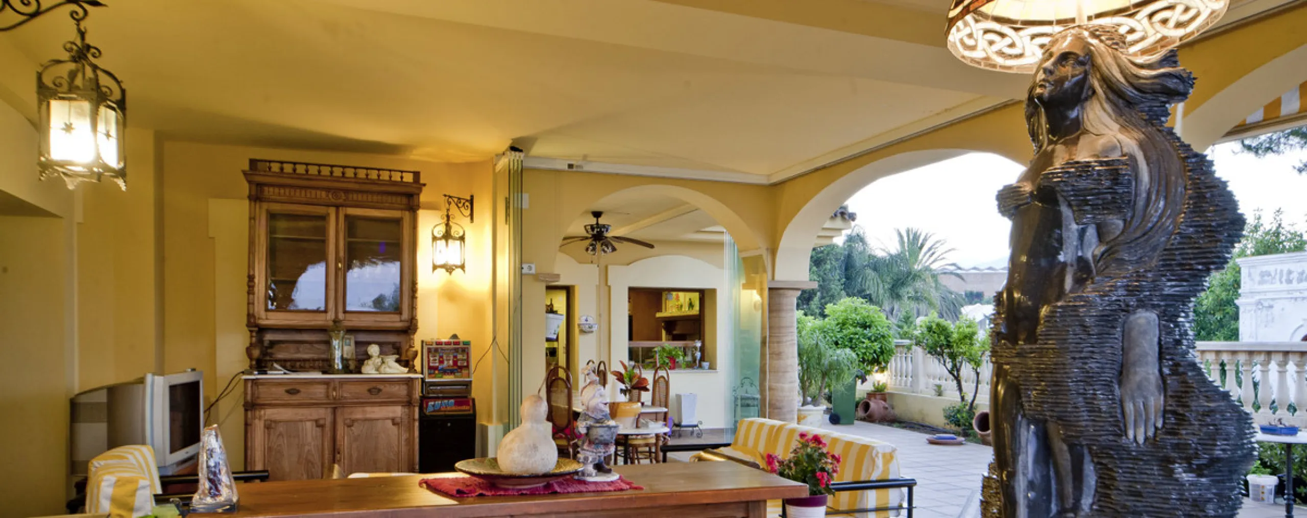 Built in 2002,  is undoubtedly one of the most desirable homes in the area. With an image of luxury and ostentation in true Marbella style, it is characterized by the high quality used in its construction and the large number of artistic details in the de
