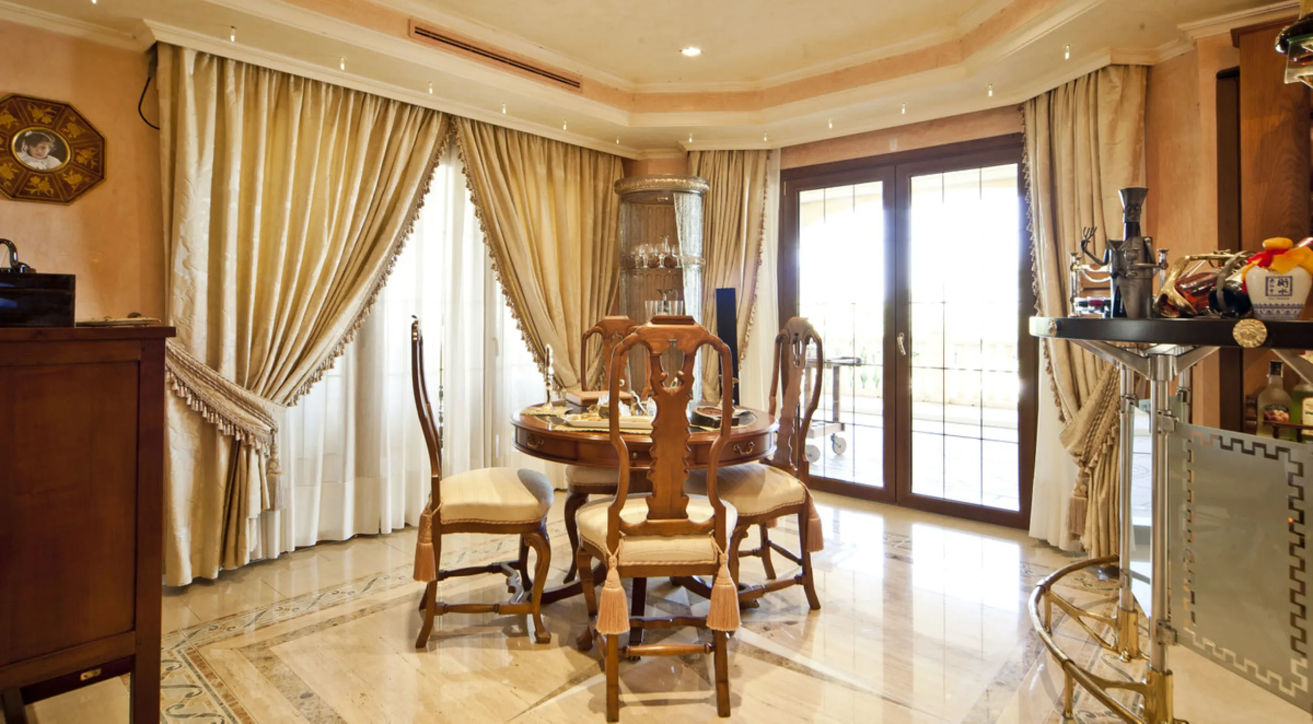 Built in 2002,  is undoubtedly one of the most desirable homes in the area. With an image of luxury and ostentation in true Marbella style, it is characterized by the high quality used in its construction and the large number of artistic details in the de