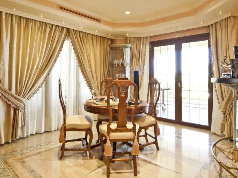 Built in 2002,  is undoubtedly one of the most desirable homes in the area. With an image of luxury and ostentation in true Marbella style, it is characterized by the high quality used in its construction and the large number of artistic details in the de