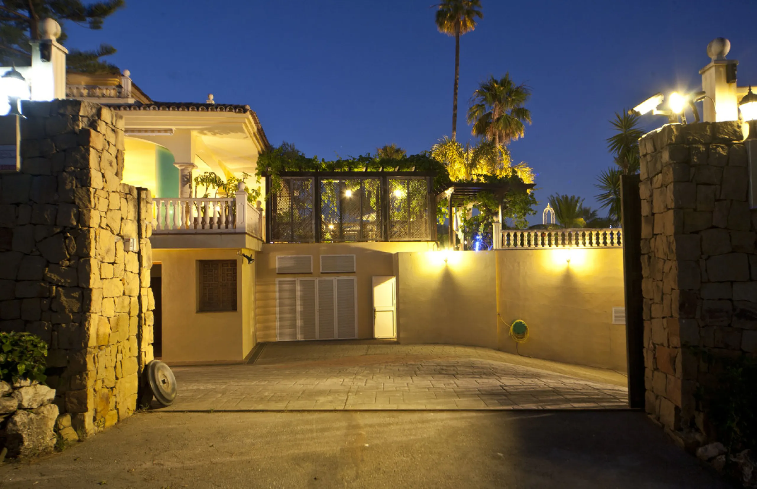 Built in 2002,  is undoubtedly one of the most desirable homes in the area. With an image of luxury and ostentation in true Marbella style, it is characterized by the high quality used in its construction and the large number of artistic details in the de
