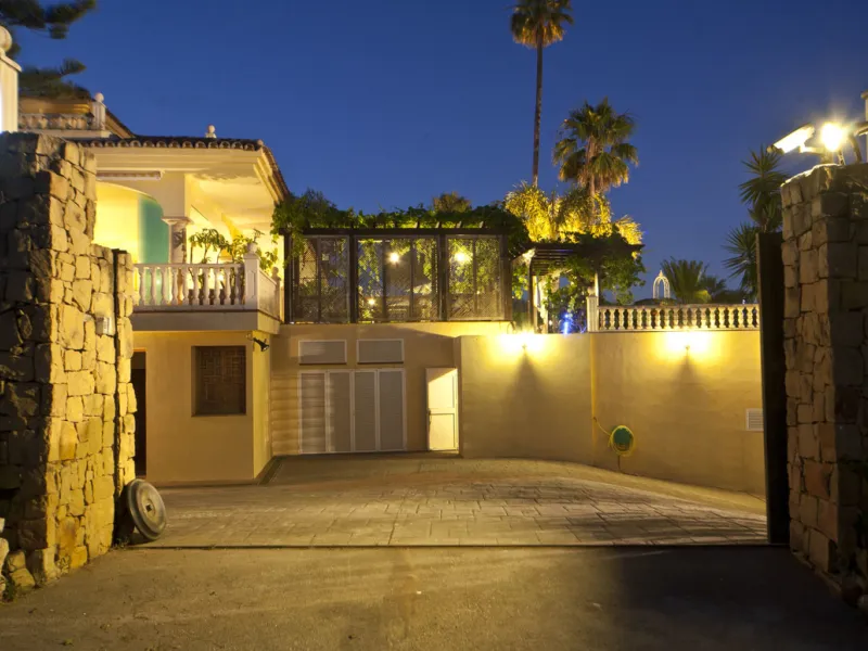 Built in 2002,  is undoubtedly one of the most desirable homes in the area. With an image of luxury and ostentation in true Marbella style, it is characterized by the high quality used in its construction and the large number of artistic details in the de