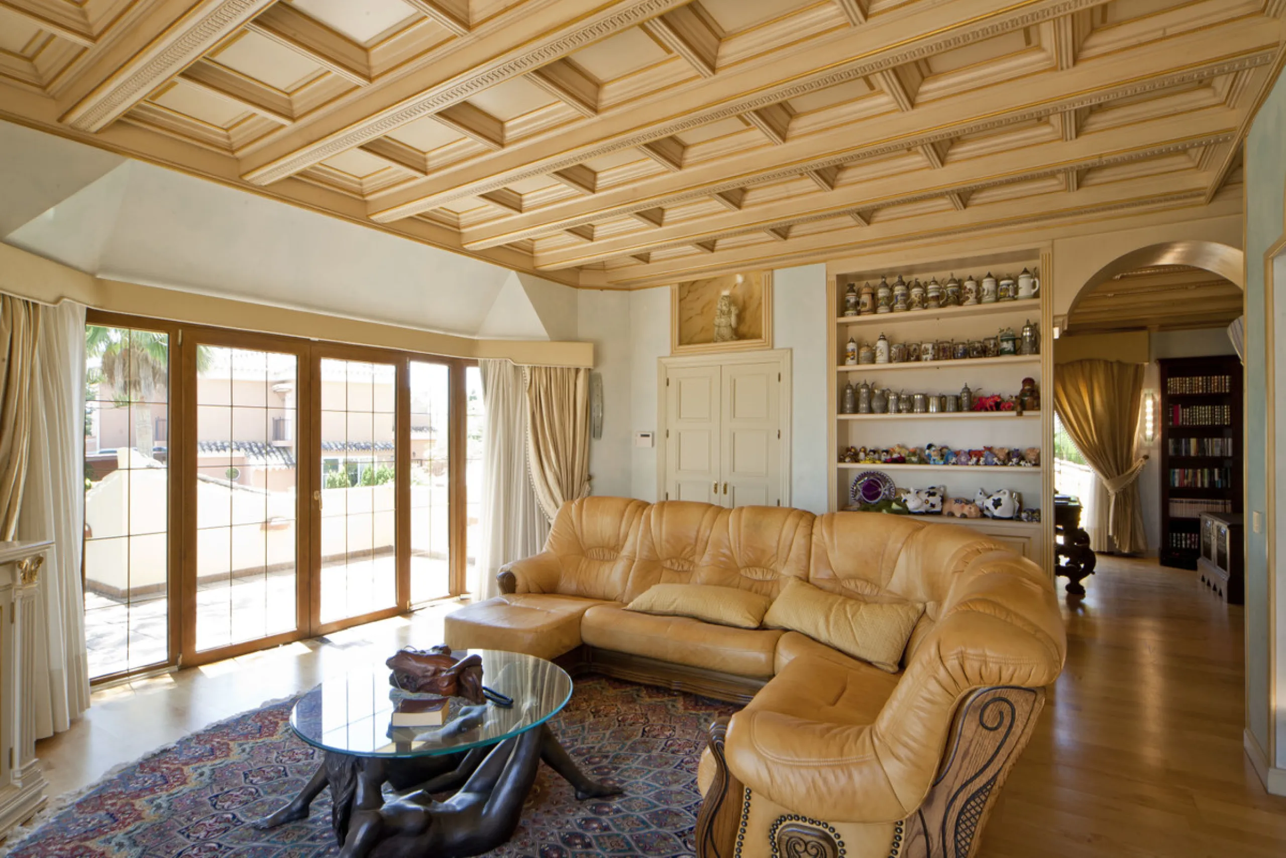 Built in 2002,  is undoubtedly one of the most desirable homes in the area. With an image of luxury and ostentation in true Marbella style, it is characterized by the high quality used in its construction and the large number of artistic details in the de