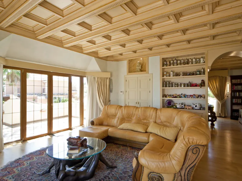 Built in 2002,  is undoubtedly one of the most desirable homes in the area. With an image of luxury and ostentation in true Marbella style, it is characterized by the high quality used in its construction and the large number of artistic details in the de