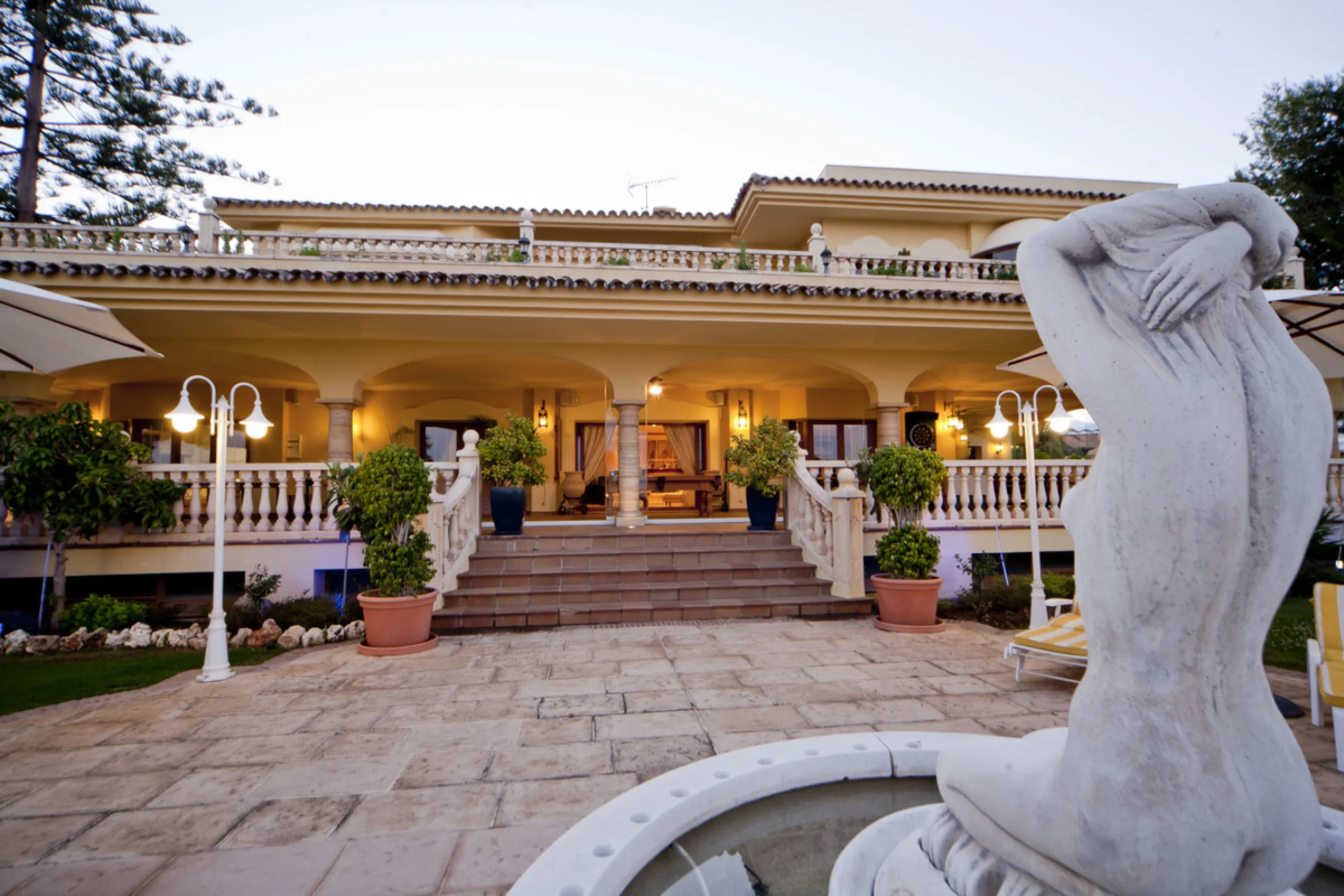 Built in 2002,  is undoubtedly one of the most desirable homes in the area. With an image of luxury and ostentation in true Marbella style, it is characterized by the high quality used in its construction and the large number of artistic details in the de